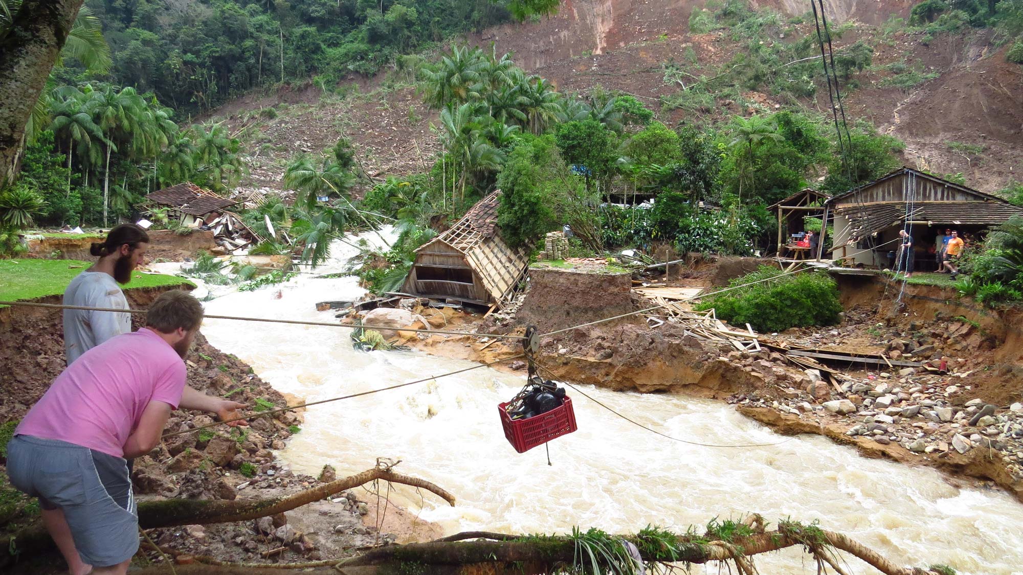 Em 2015, deslizamento de terra no Sul de Blumenau destruiu casas e mudou o curso do Ribeirão Garcia.