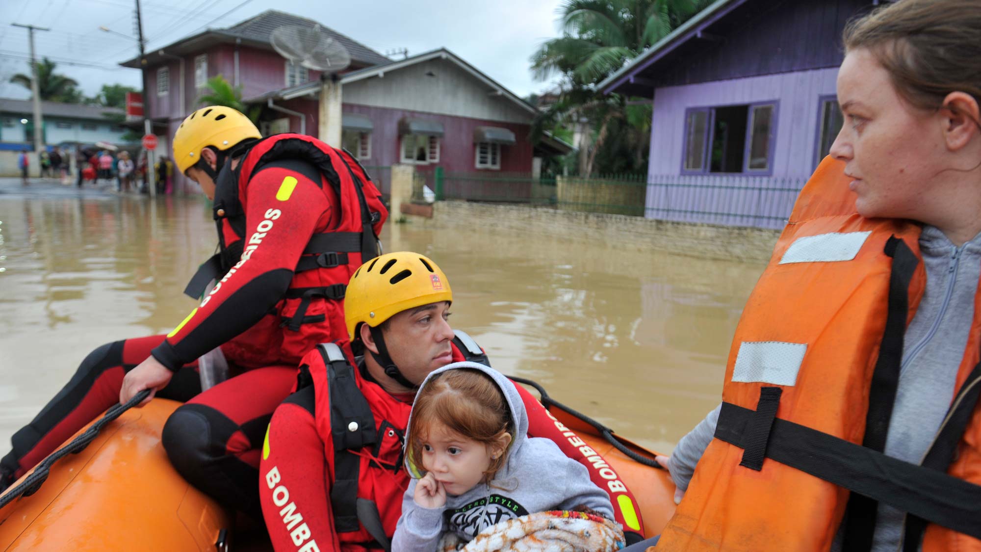 Bombeiros de Rio do Sul fazem entrega de mantimentos e transporte de pessoas isoladas no bairro Barra do Trombudo durante as enchentes de 2023.