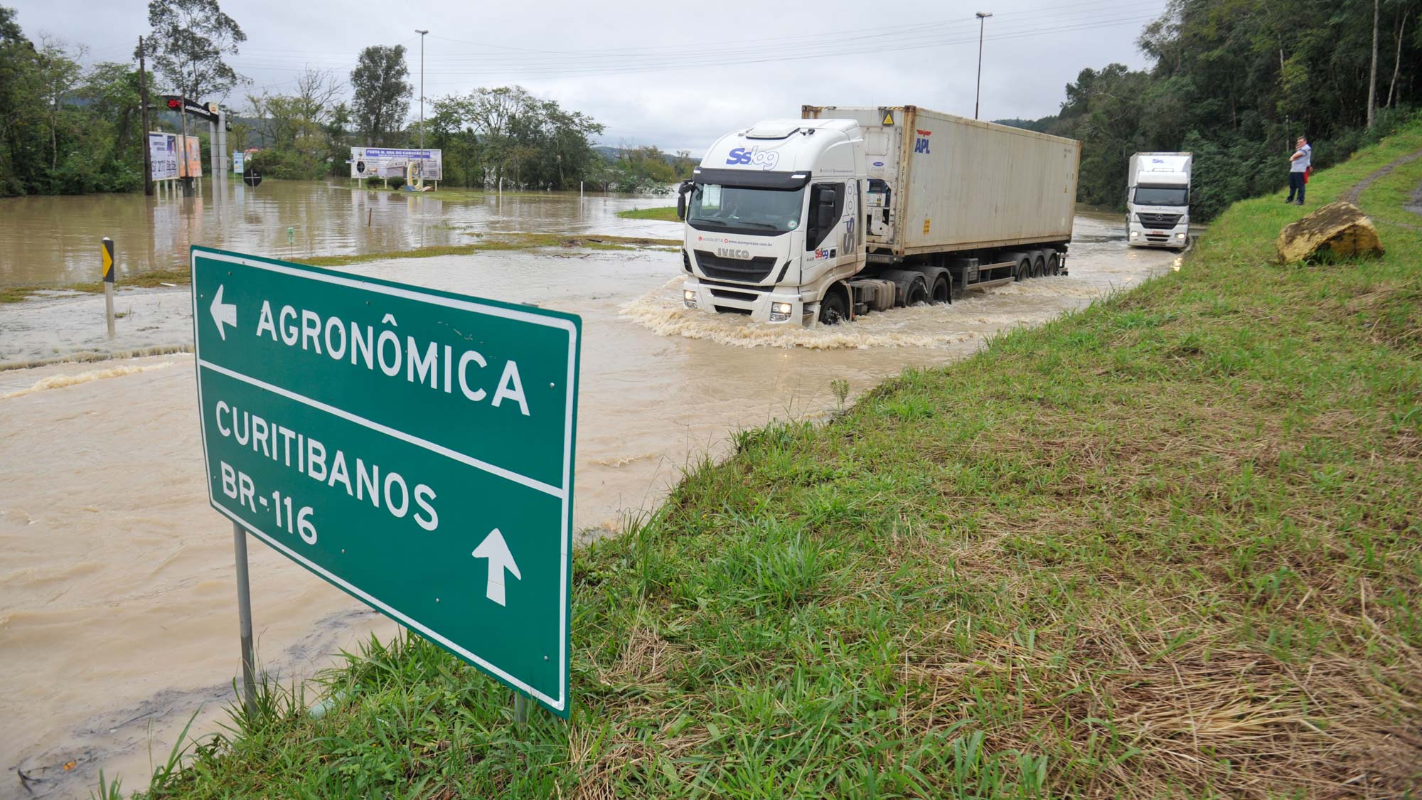 Trechos de rodovias importantes como a BR-470, no Alto Vale, ficaram completamente tomados pela água.