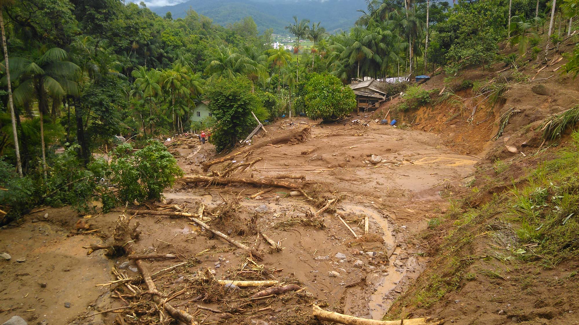 Destruição causada pela enxurrada de Rodeio no início de 2023. À época, pai e duas filhas morreram soterrados.