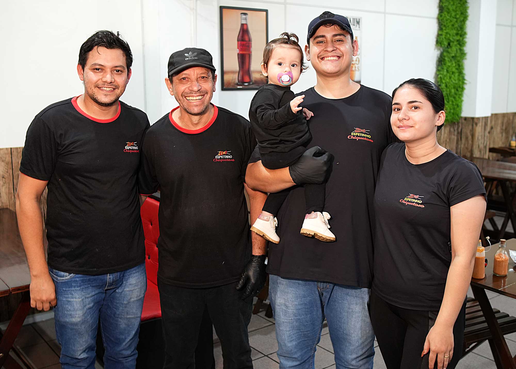 A família toda trabalha no espetinho do pai | Foto: Fernando Oliveira, NSC Total