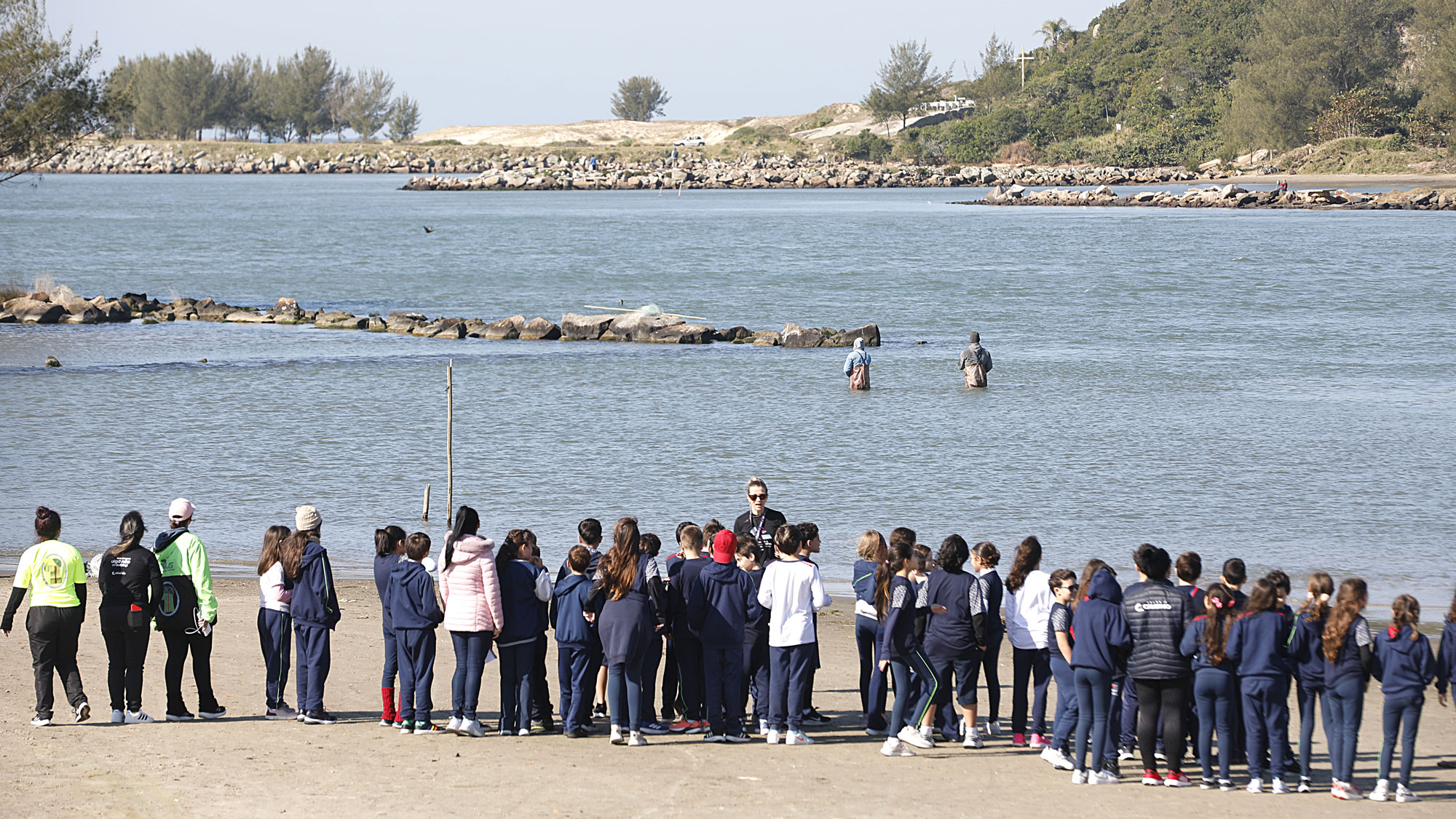 Pesca com botos é uma atração entre visitantes de Laguna