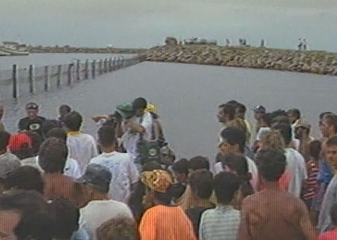 Flipper foi recepcionado pela população lagunense (Foto: NSC TV, Reprodução)